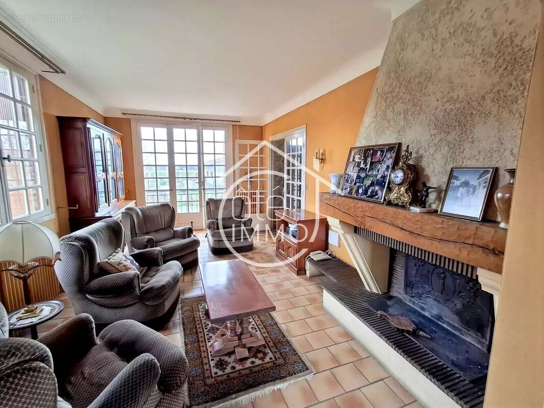 Maison à COURS-DE-PILE