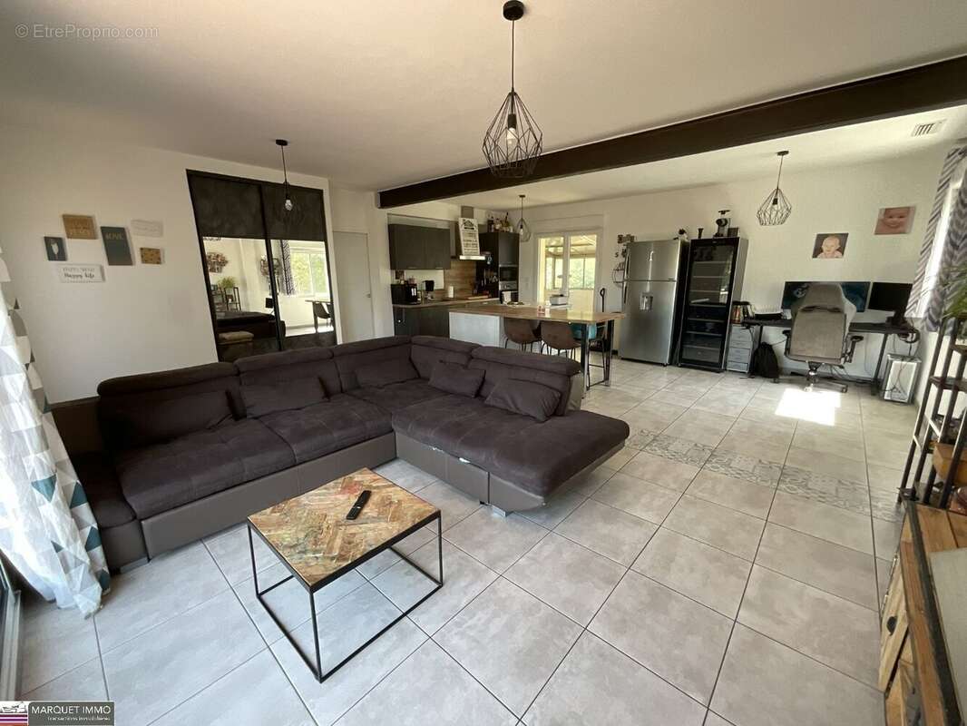 Beau potententiel !!! Pour cette lumineuse villa T4 offrant 92 m² + véranda de 37 m² + apt T2 de 50 m²  4 faces sur 1 069 m² ave - photo 3
