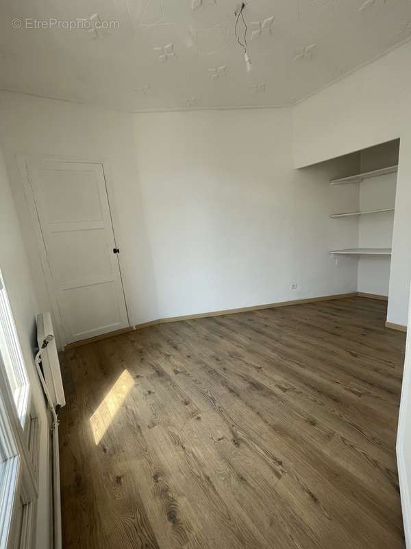 Espace bureau / dressing ou chambre bébé avec placards intégrés