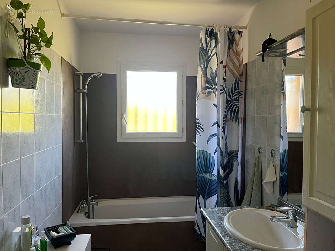 Maison contemporaine de plain-pied avec piscine et dépendance dans un environnement calme et paisible - photo 11
