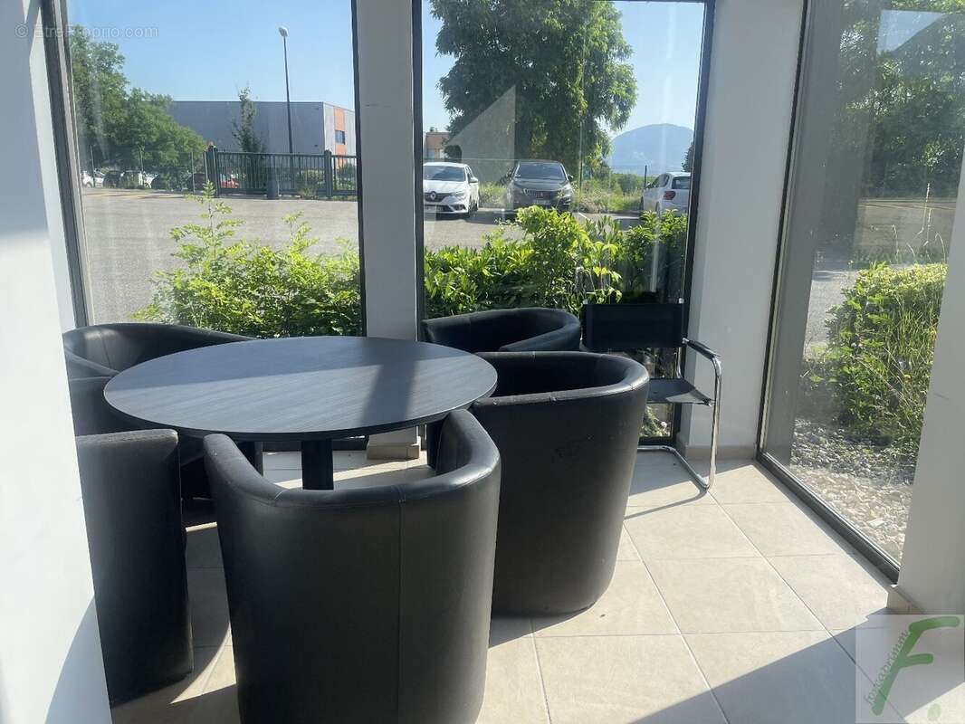 Commerce à LA TERRASSE