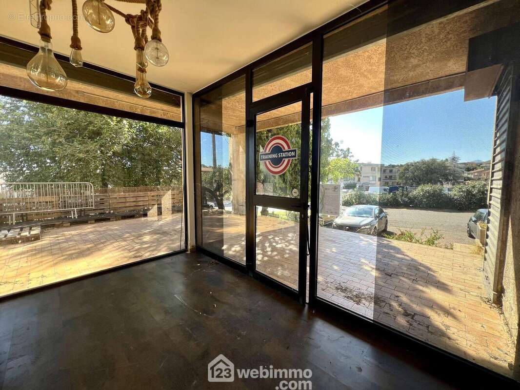 Une pièce d&#039;accueil de 13m2 - Commerce à BIGUGLIA