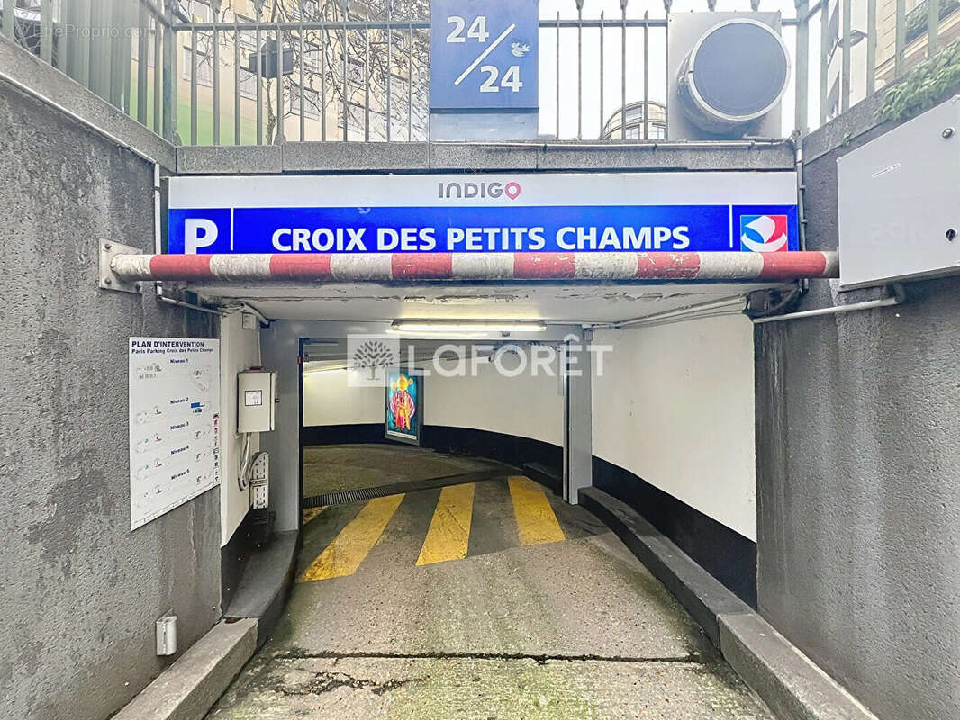 Parking à PARIS-1E