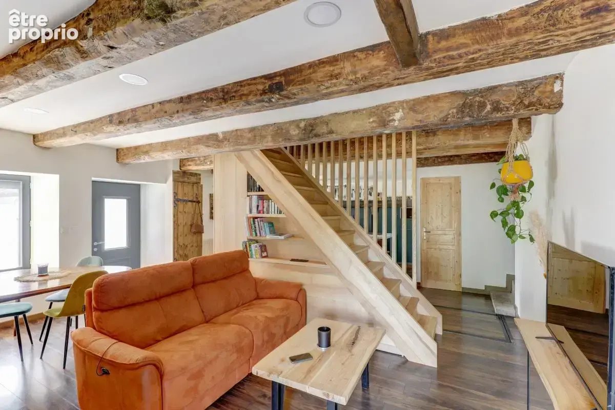 Propriété de caractère de 290 m² bâtis, Saint-Pierre-Roche — Maison rénovée 130 m² + grange de 160 m² à restaurer - photo 5