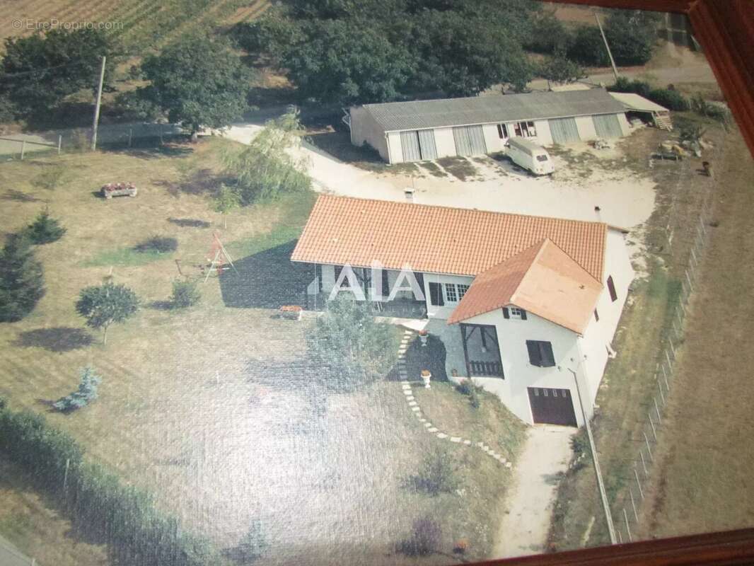 Maison à LES ADJOTS