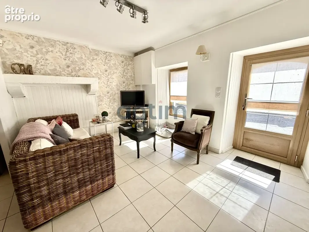 Montaigu, centre-ville, maison en pierre, 69m2 hab, 2 chambres, terrain et dépendances - photo 4