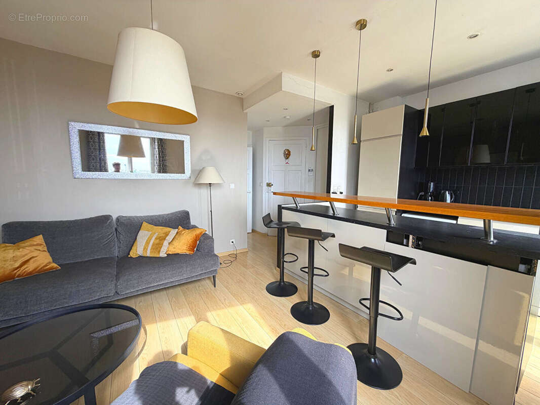 T2 en dernier etage - rue de nantes ! - photo 3