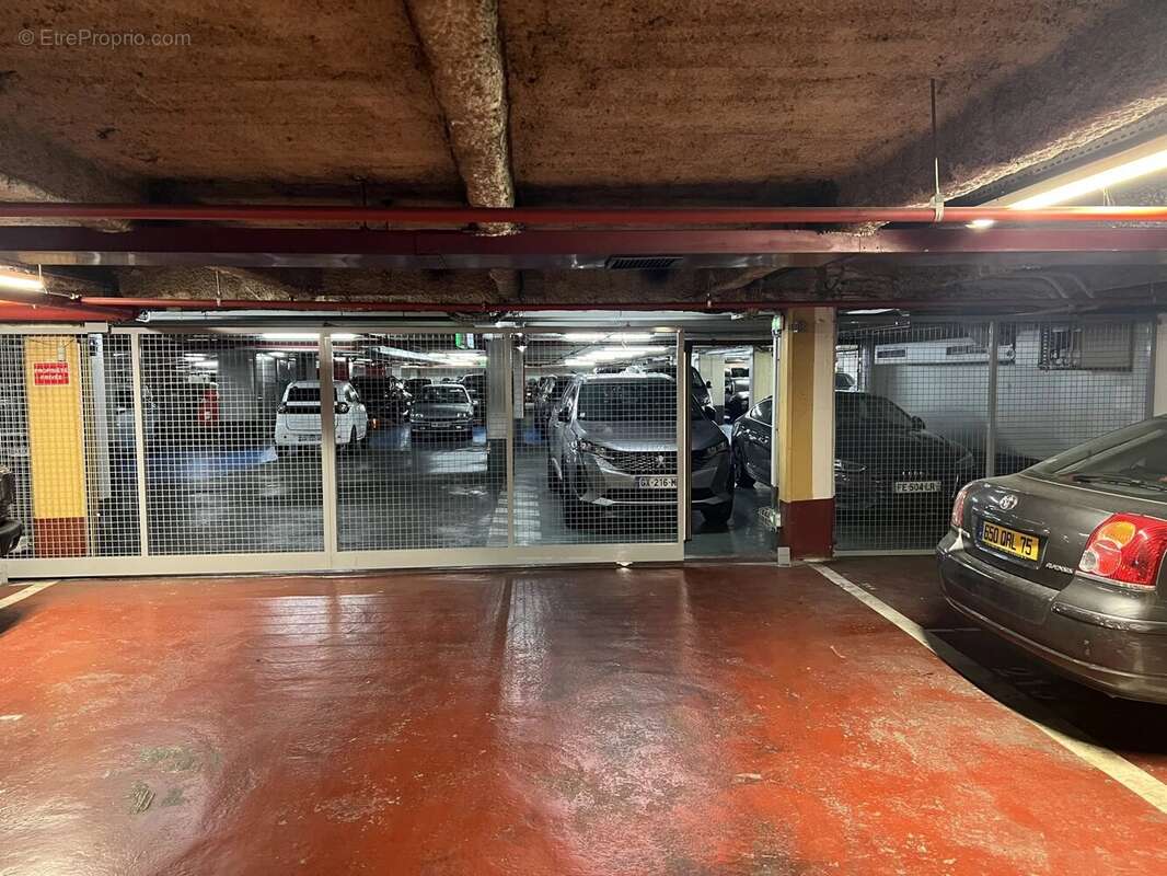 Parking à PARIS-8E