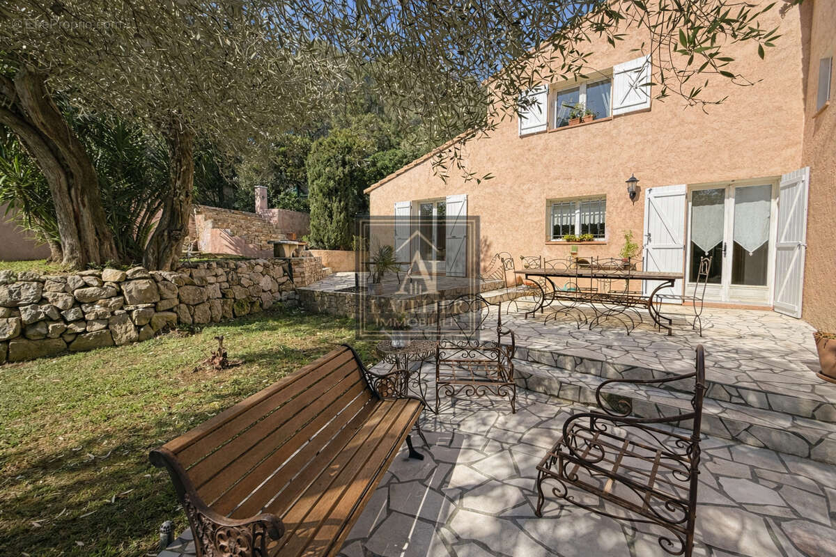 Maison de 175 m2 avec appartement de type2/3 indépendant, piscine et garage sur une parcelle de 1285 m2 - photo 5