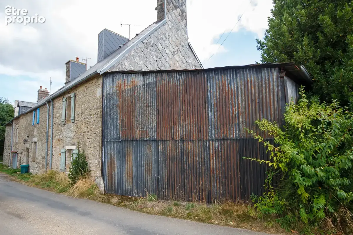Manche : Maison mitoyenne de caractère à rénover, située dans le magnifique cadre champêtre de la Normandie. - photo 3