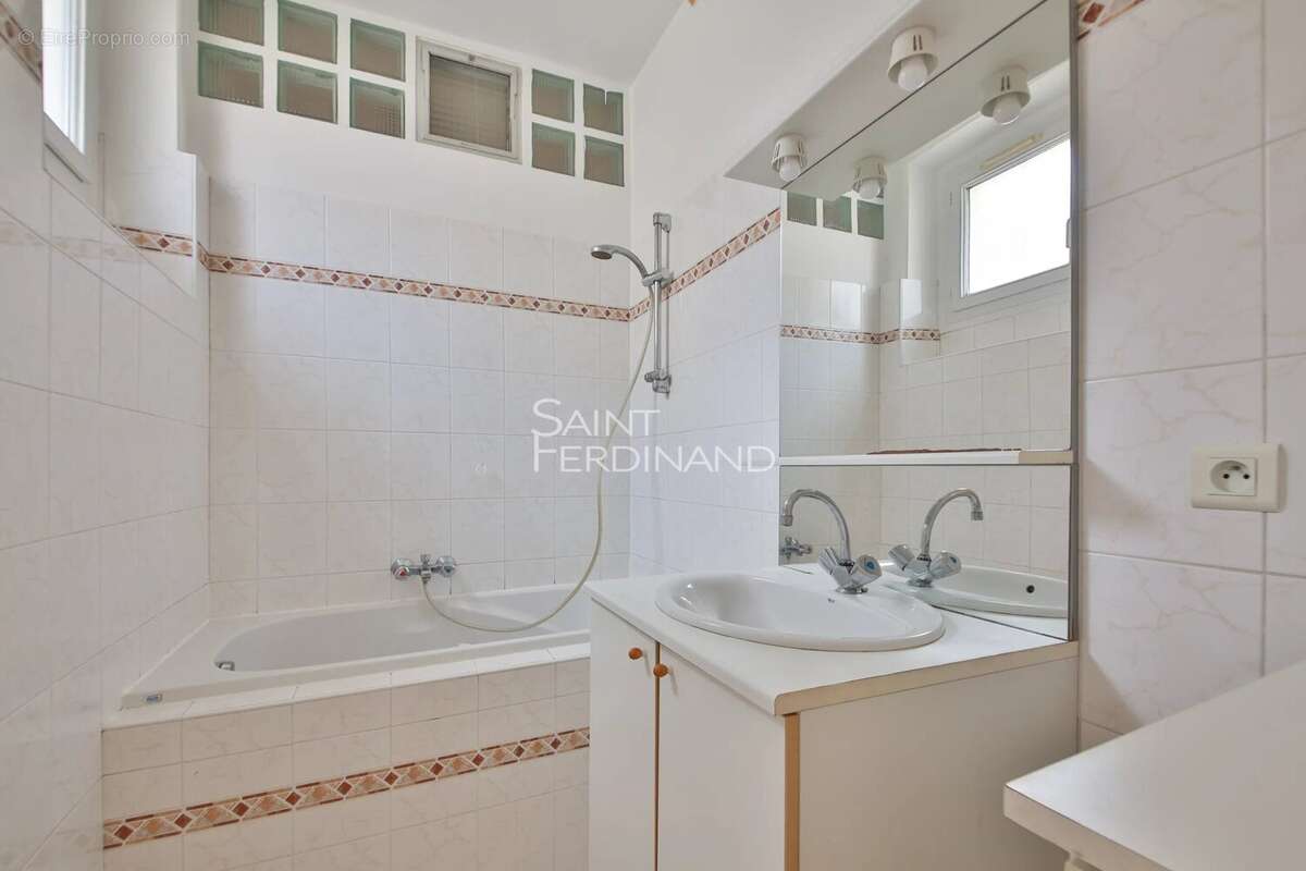 Appartement à PARIS-17E