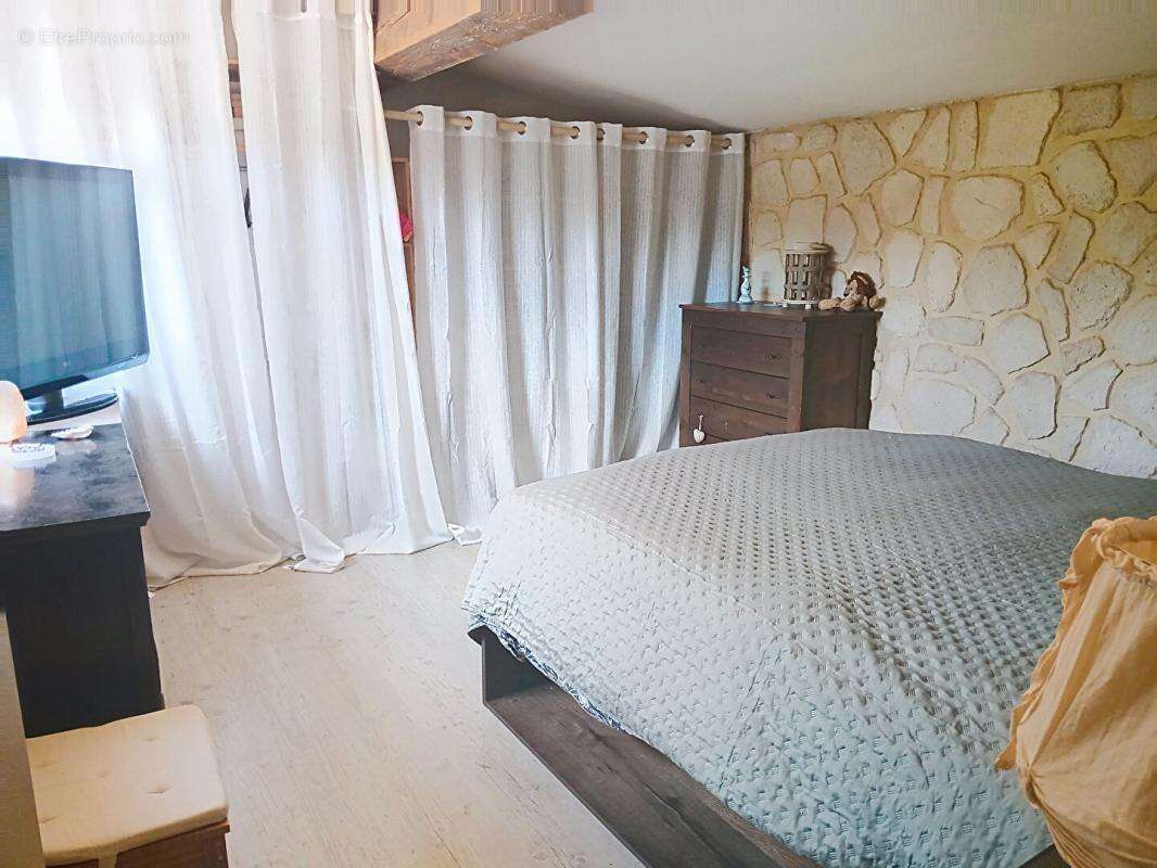 Villa sur 1700m² de terrain avec piscine, appartement et garage - LE VAL - photo 10