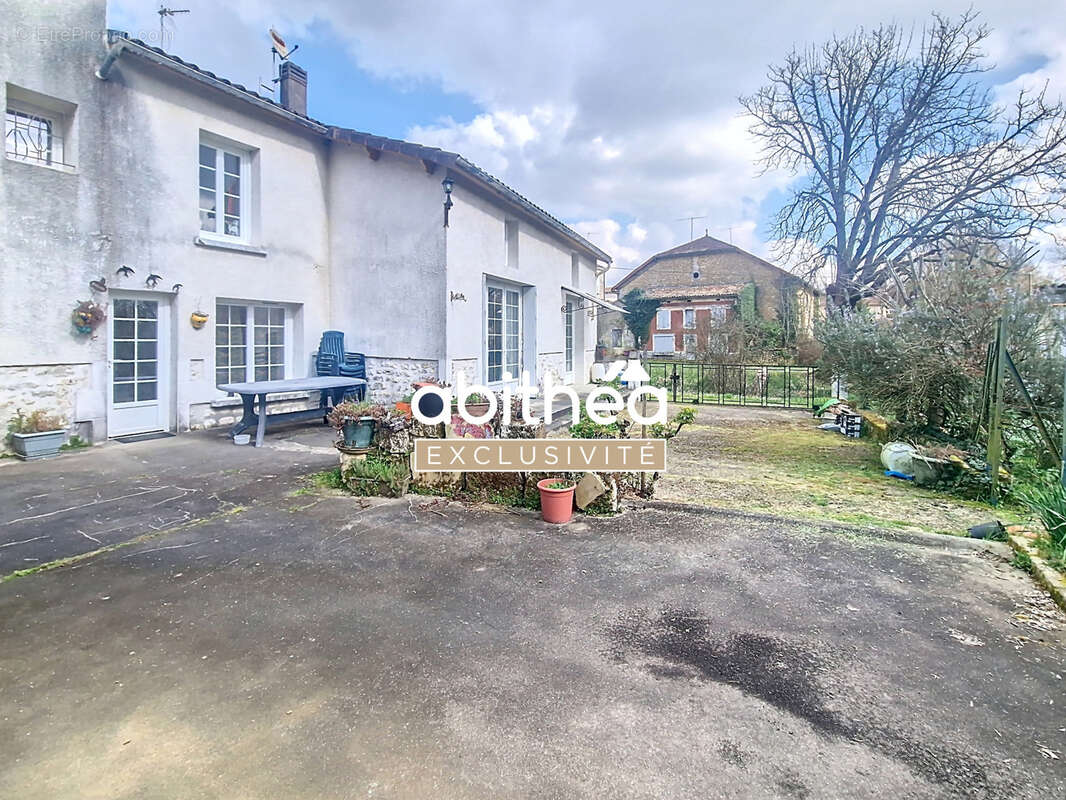 Maison à NIEUL-LE-VIROUIL