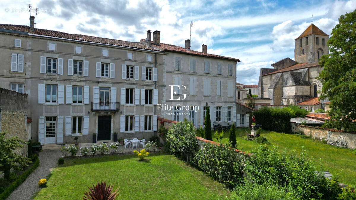 Maison à BARBEZIEUX-SAINT-HILAIRE