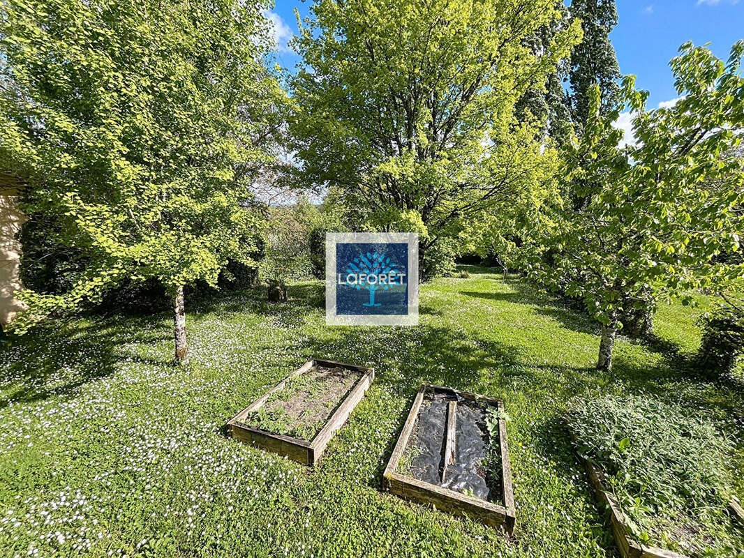 Maison à BUSSAC-FORET