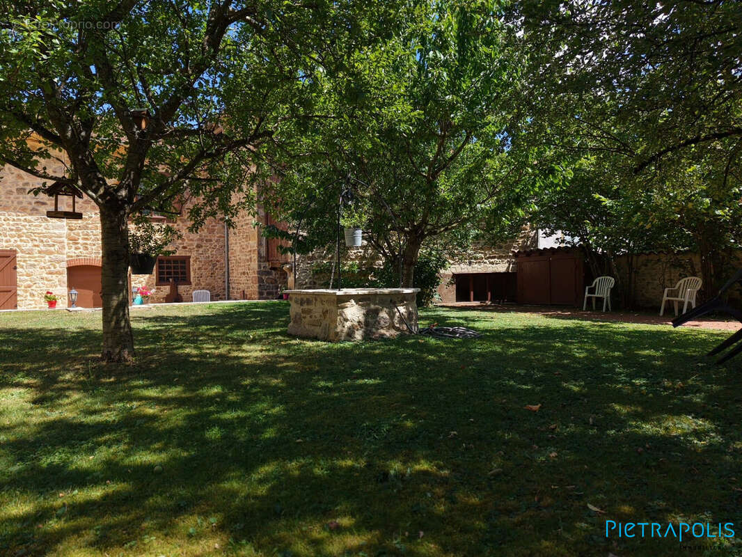 Maison 221 m² à Saint-Bonnet-Le-Troncy  - photo 8