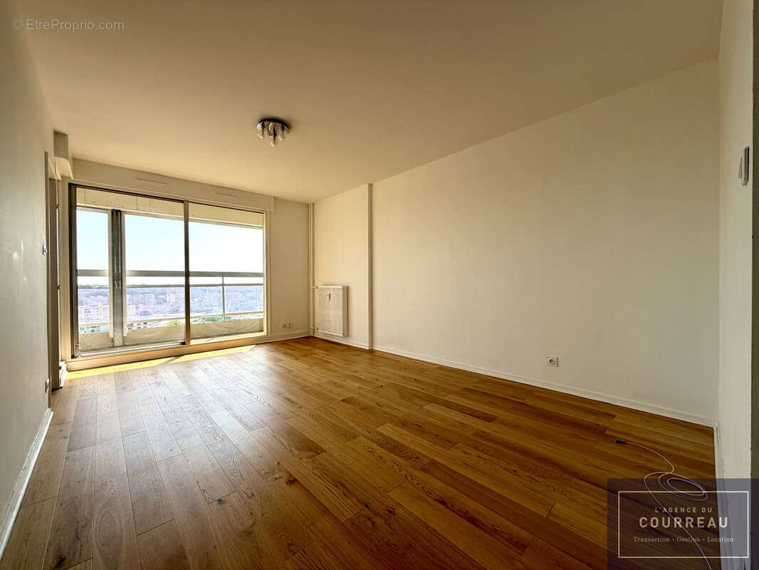 F2 de 56,26 m2 situé au 16ème étage avec terrasse et parking - photo 3