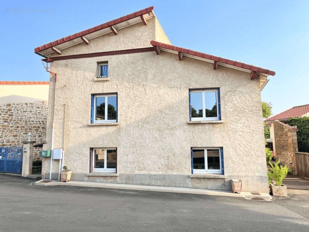 Maison à VIC-LE-COMTE