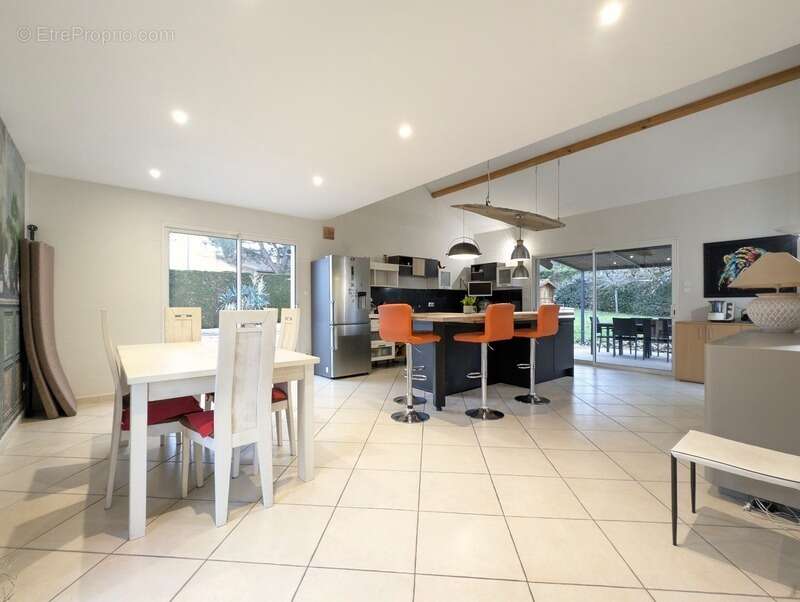 Maison à COMMELLE-VERNAY