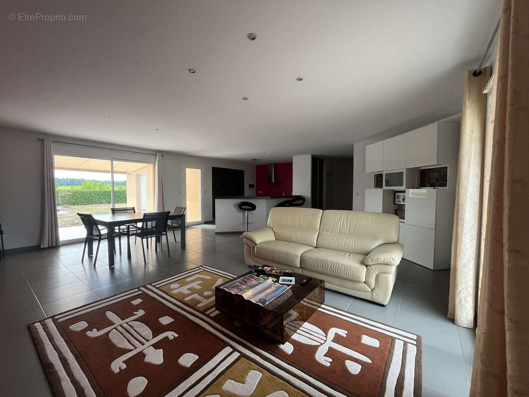 Maison de plain-pied 130m2 - Piscine - double garage - grand terrain à 30 min de Bordeaux. - photo 4