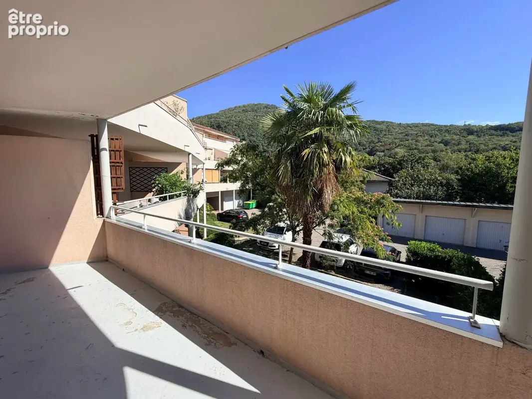 Poisat   T3 lumineux de 70 m2 avec terrasse couverte de 16 m2 sur la verdure - photo 3