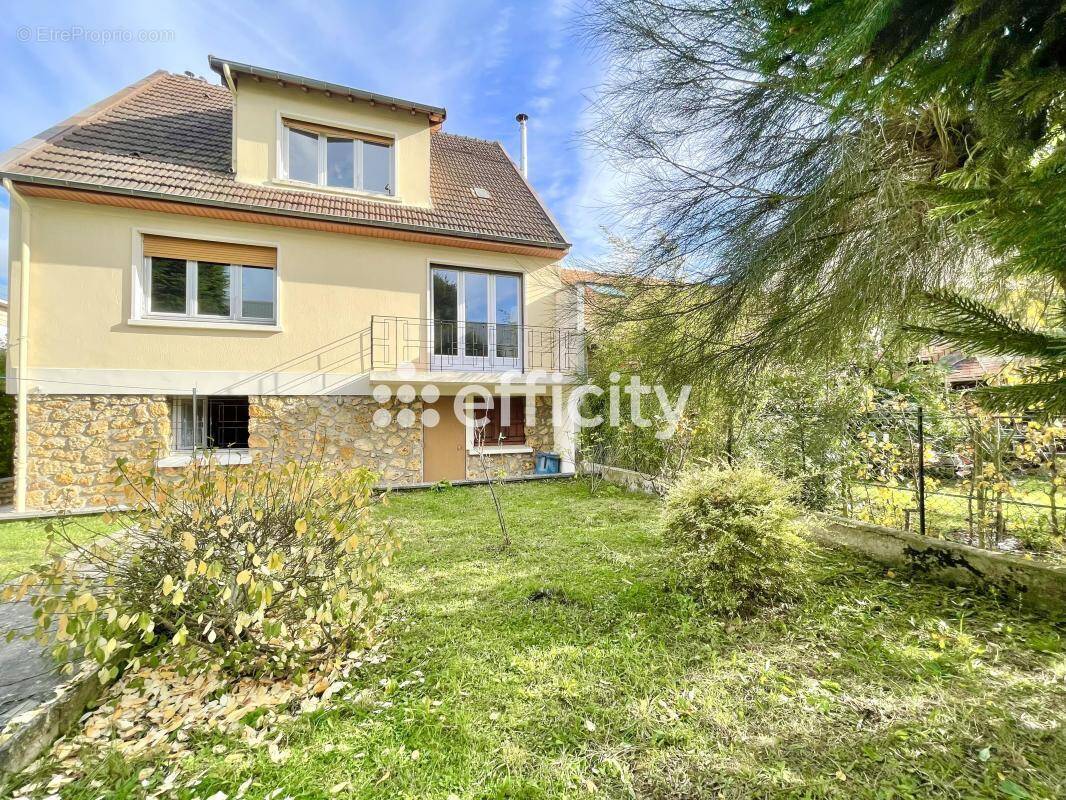 Maison à LES CLAYES-SOUS-BOIS