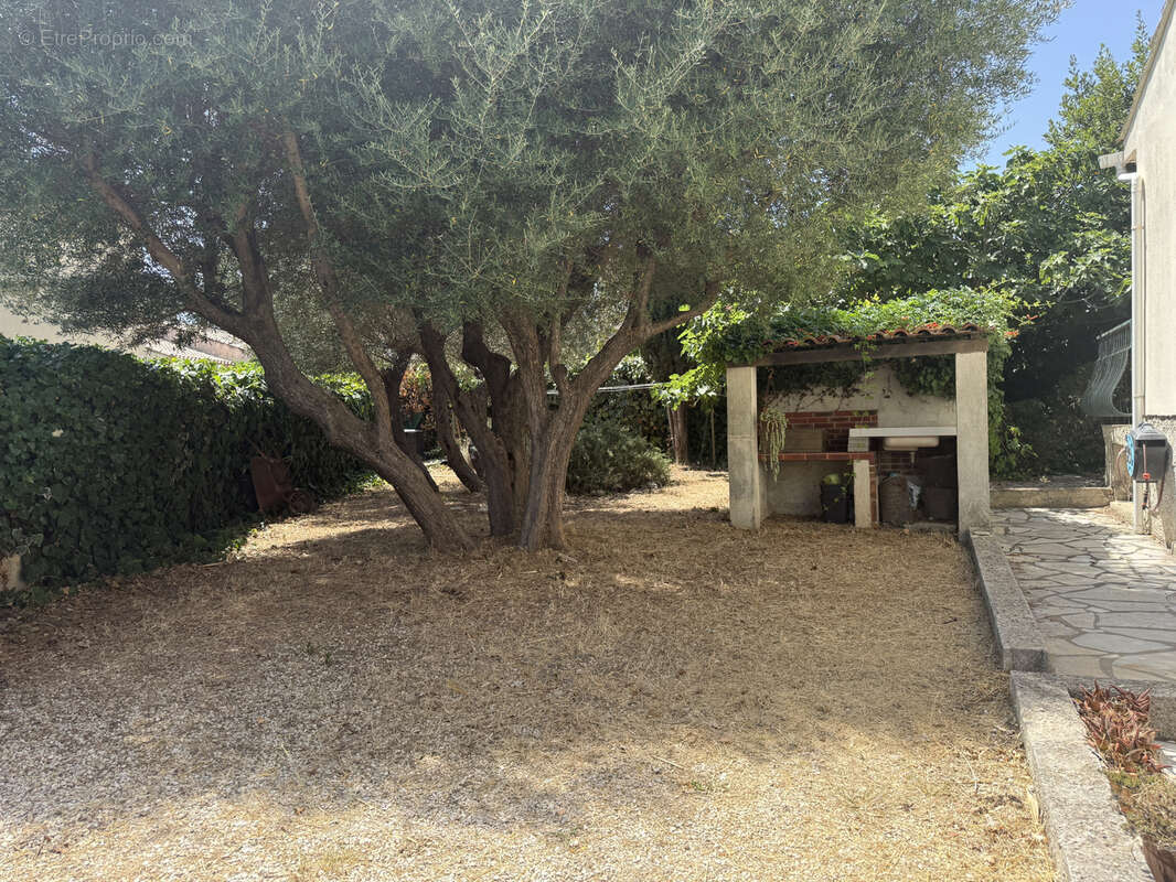 La Seyne sur mer, Quartier sud. Maison T5 de 91 m2 sur 600 m2 de terrain avec garage. - photo 11
