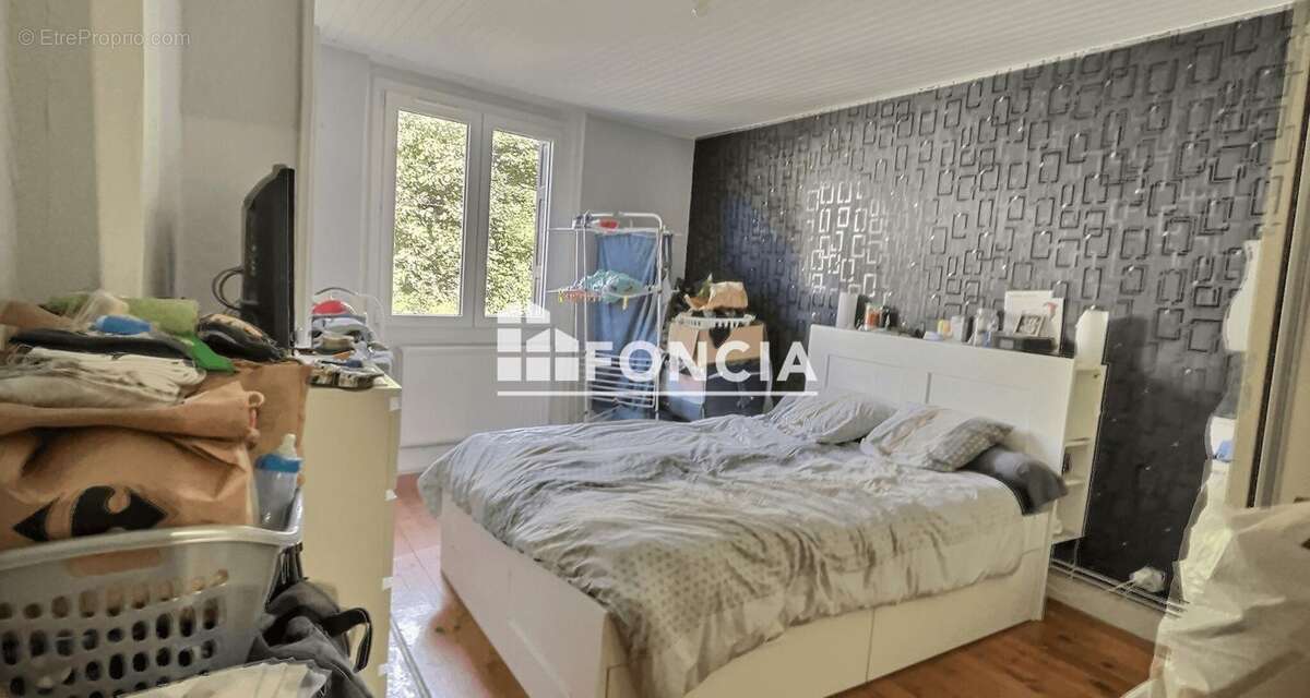 Maison à LE CHAMBON-FEUGEROLLES