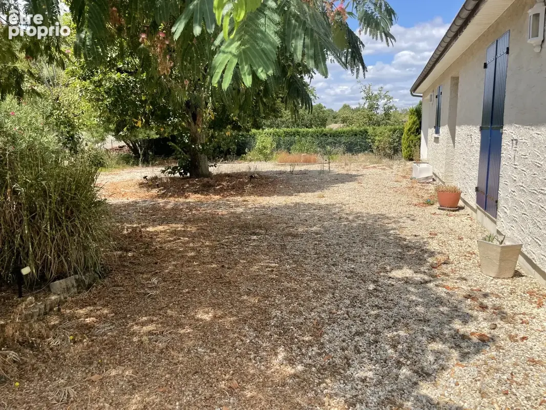 Cognac maison de plain pied de 114 m2 jardin 2 garages 3 chambres - photo 10