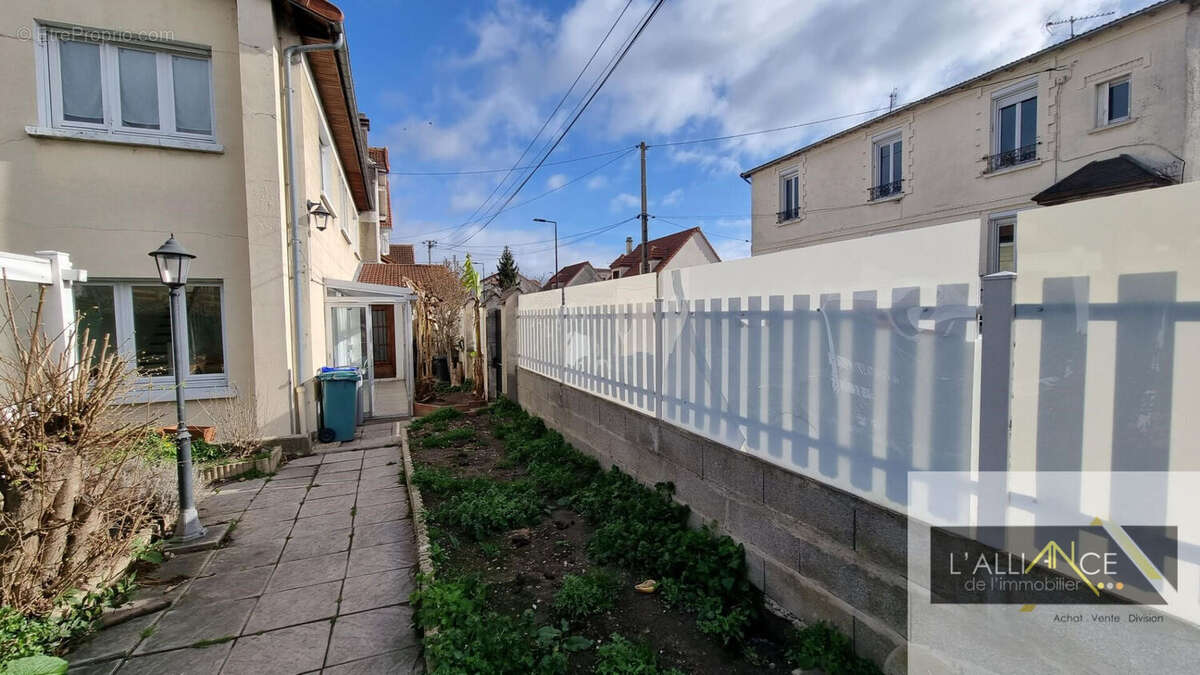 Maison à SARTROUVILLE