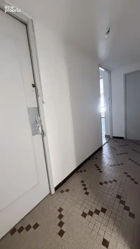 porte de droite accès sanitaires séparé du studio porte de gauche