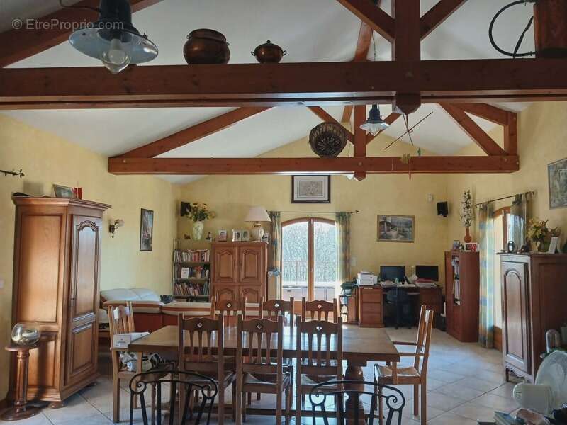 Maison à VIC-LE-COMTE