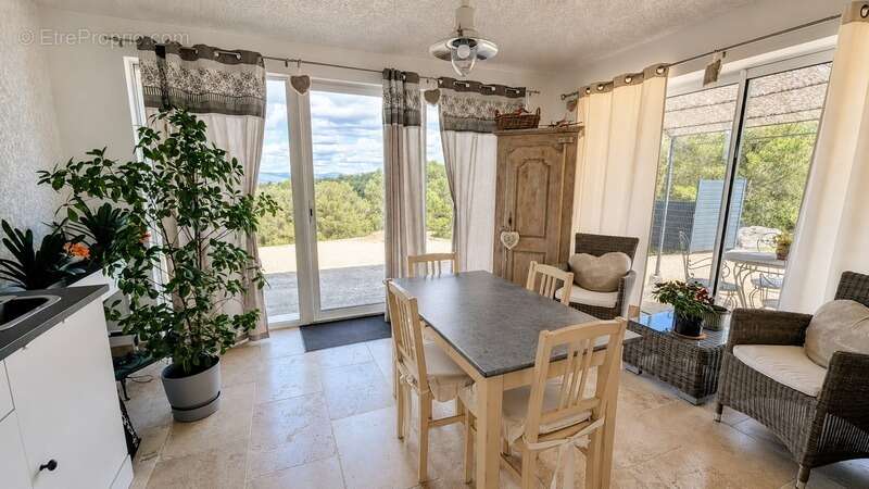 VERNÈGUES - secteur Cazan (13)  Magnifique maison de 190 m² avec vue panoramique & revenus locatifs - photo 7