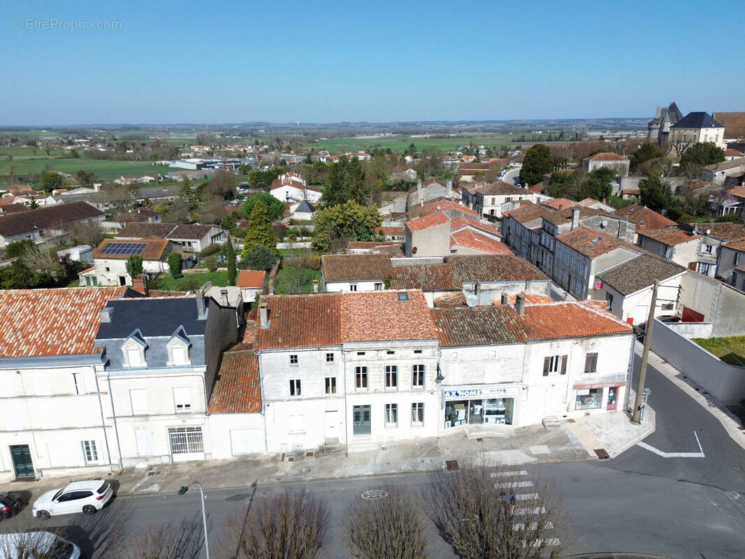 Maison à BARBEZIEUX-SAINT-HILAIRE