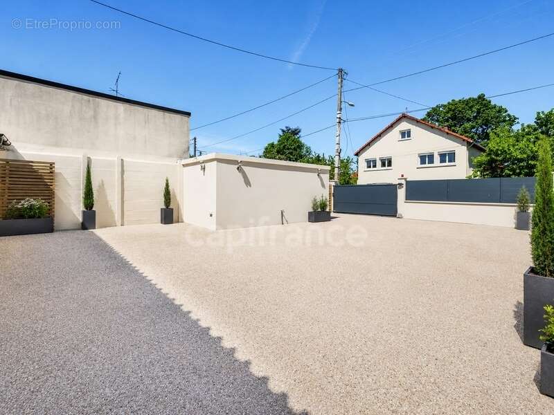 À vendre à Sainte-Geneviève-des-Bois, maison climatisée :    de 123 m², 5 chambres, véranda, garage, sans travaux et parfaitemen - photo 5