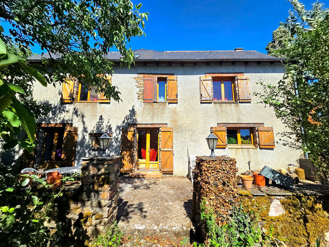 Ancien corps de ferme dans un hameau paisible avec un terrain de plus de 7 500m² - photo 2