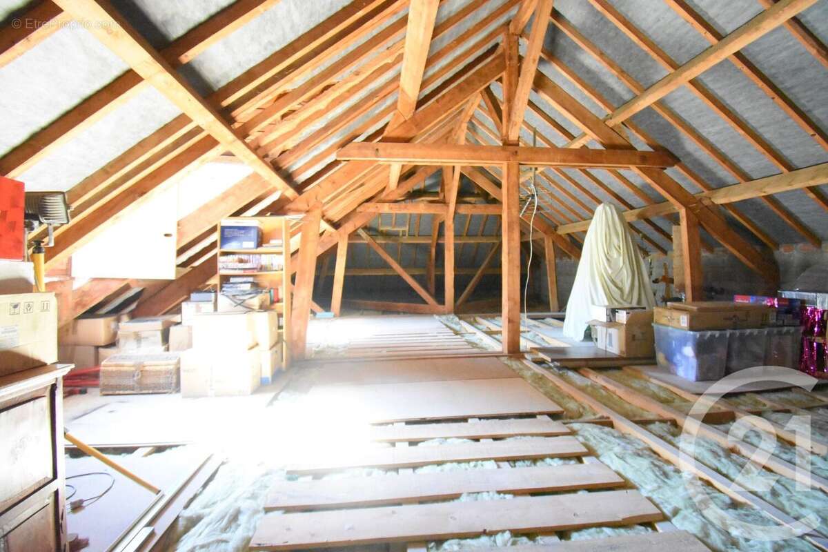 Maison à CREUZIER-LE-VIEUX