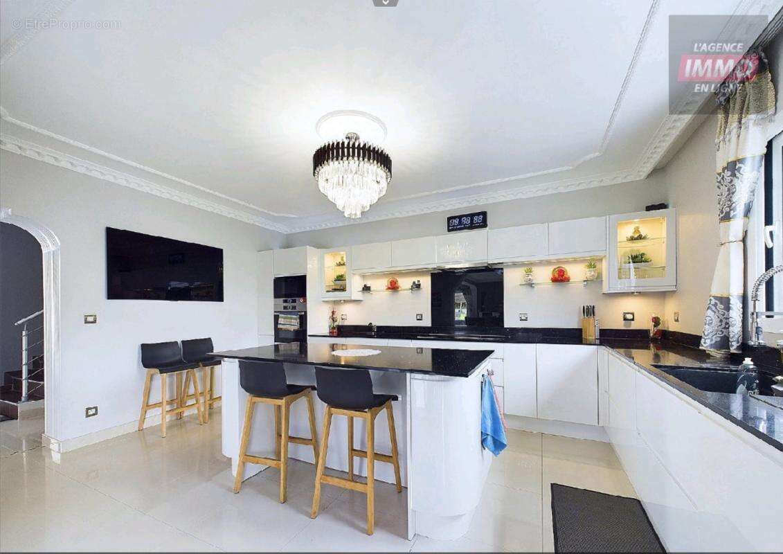 Maison 310 m² à Oissel  - photo 8