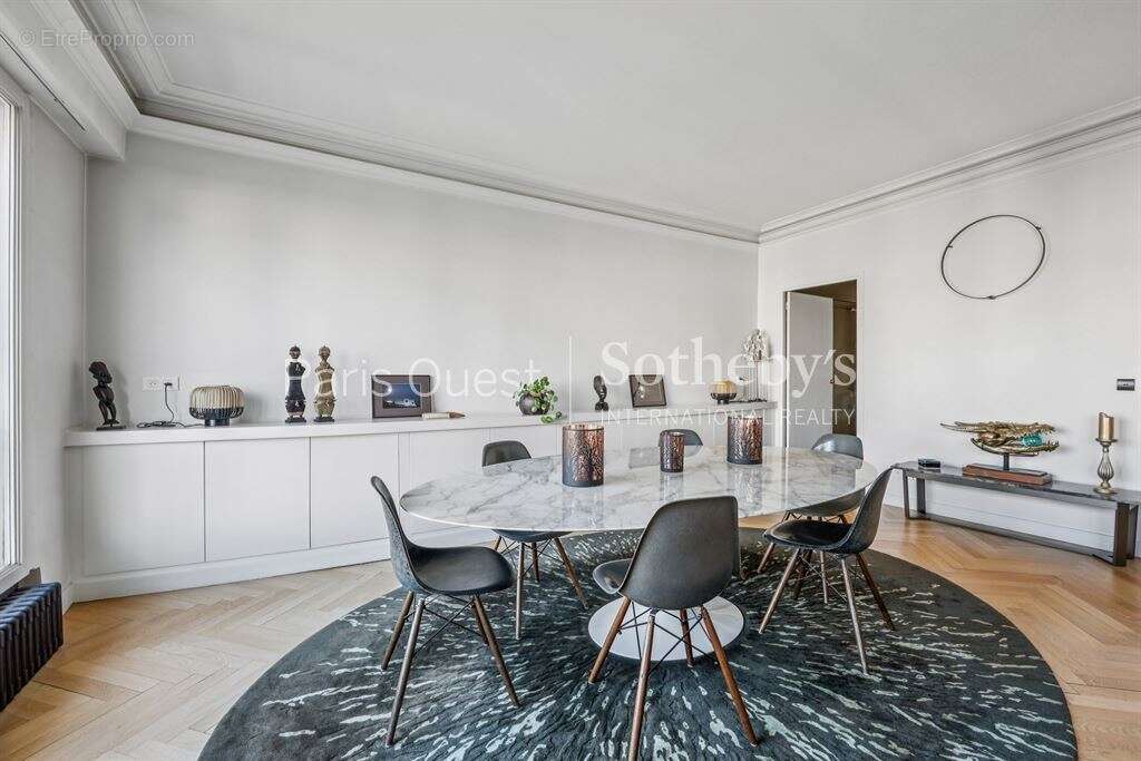 Appartement à PARIS-16E