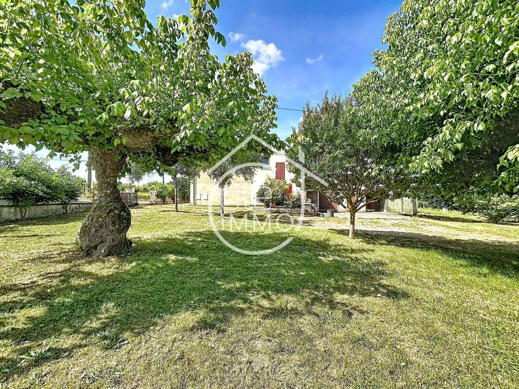 Saint Magne de Castillon : Maison pierre avec jardin - photo 17