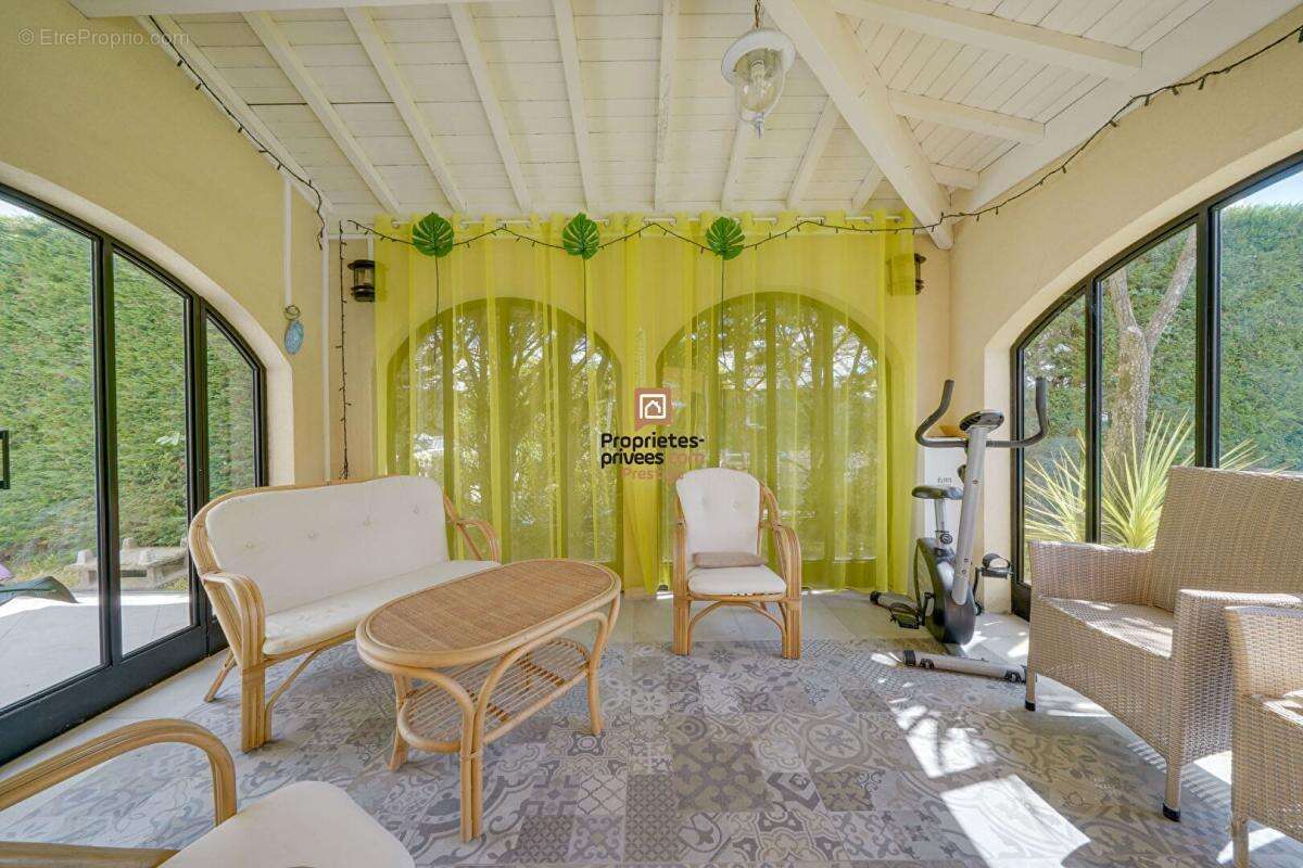 DEPT 33  Mérignac - Maison d'exception 8 pièce(s) 181 m2 avec jardin paysagé et piscine au sel chauffée - photo 10
