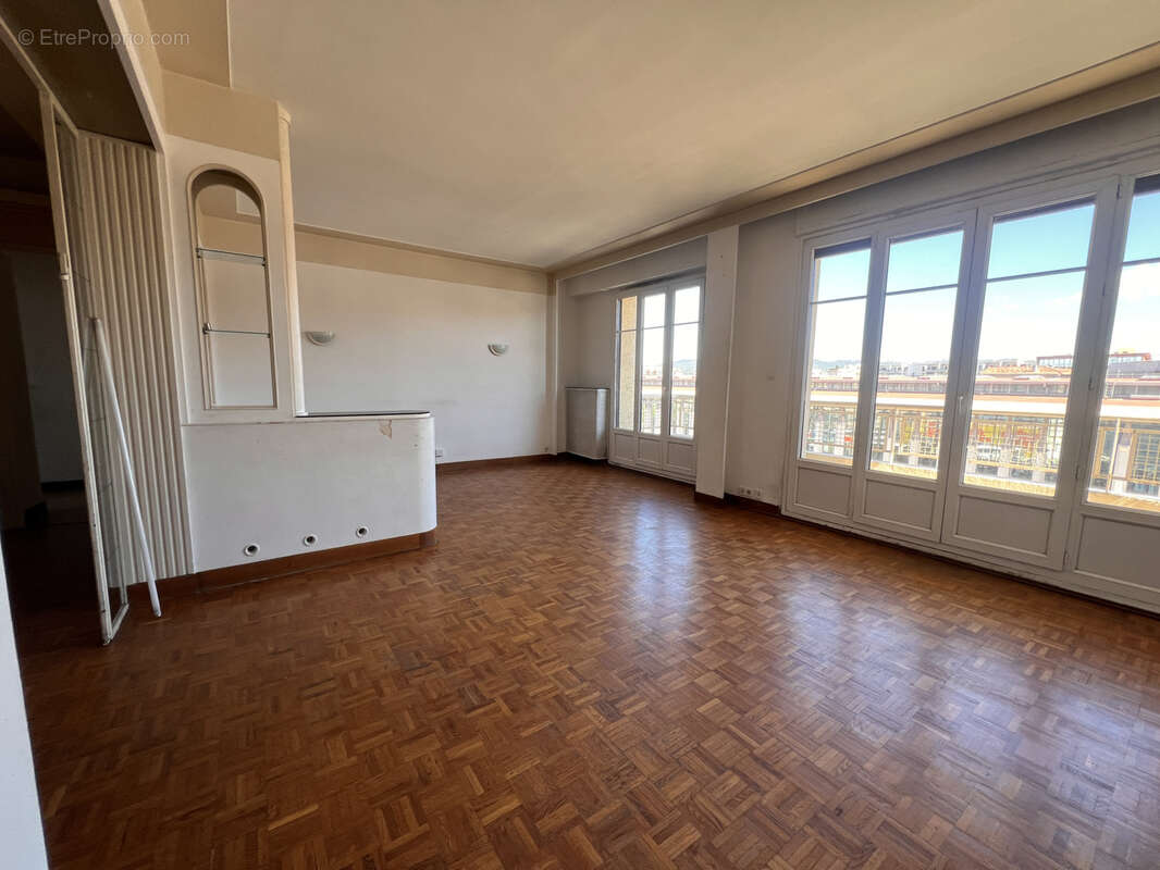 Appartement à MARSEILLE-1E