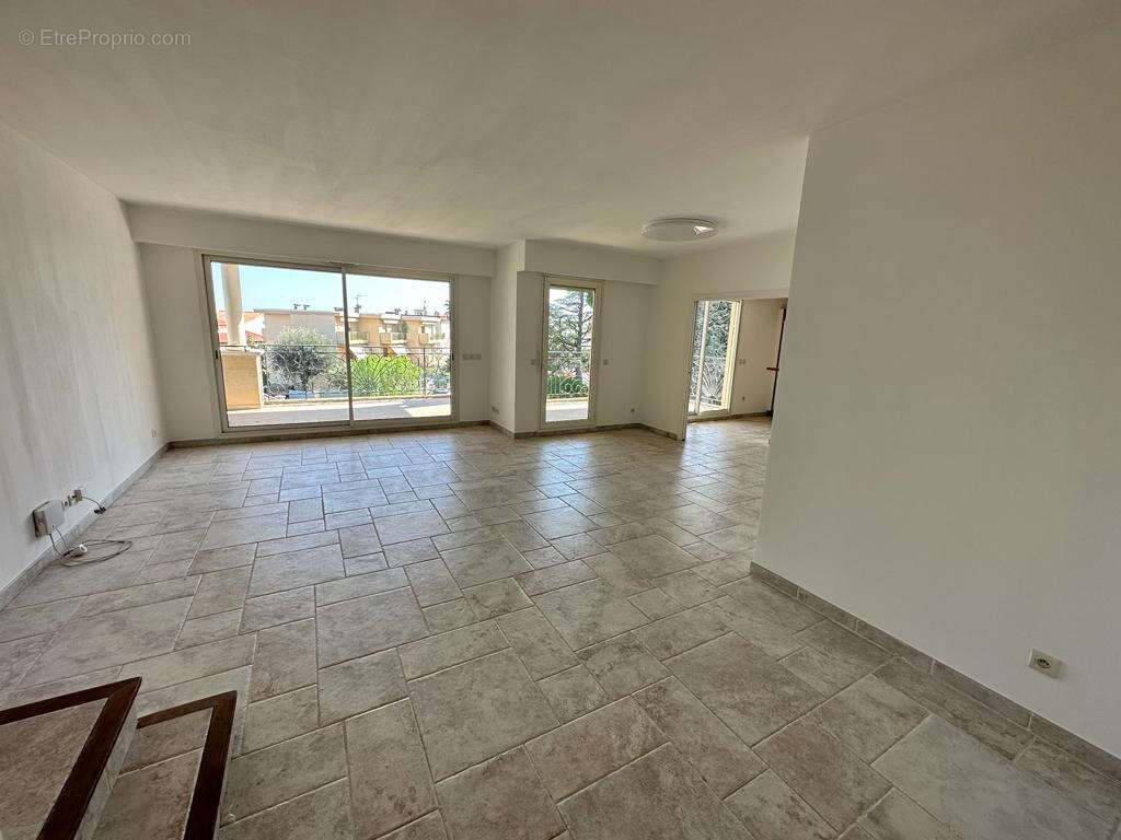 Appartement à SAINT-LAURENT-DU-VAR
