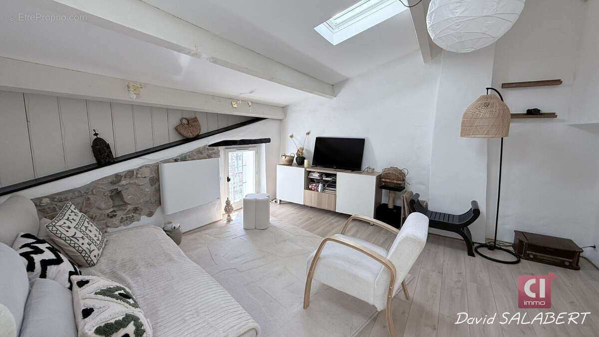 La Roquebrussanne  Maison de village rénovée avec charme, 2 chambres, salon cocooning - photo 11