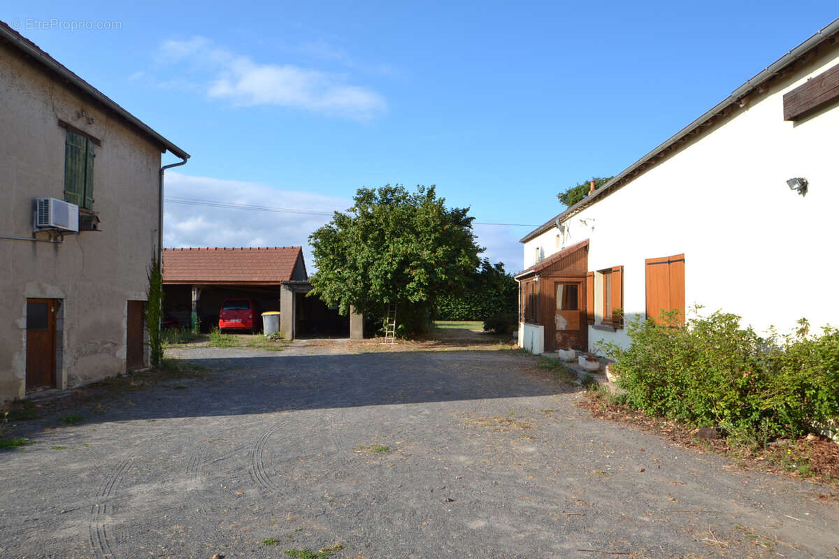 4 Kms de GANNAT, longère avec dépendances - photo 11
