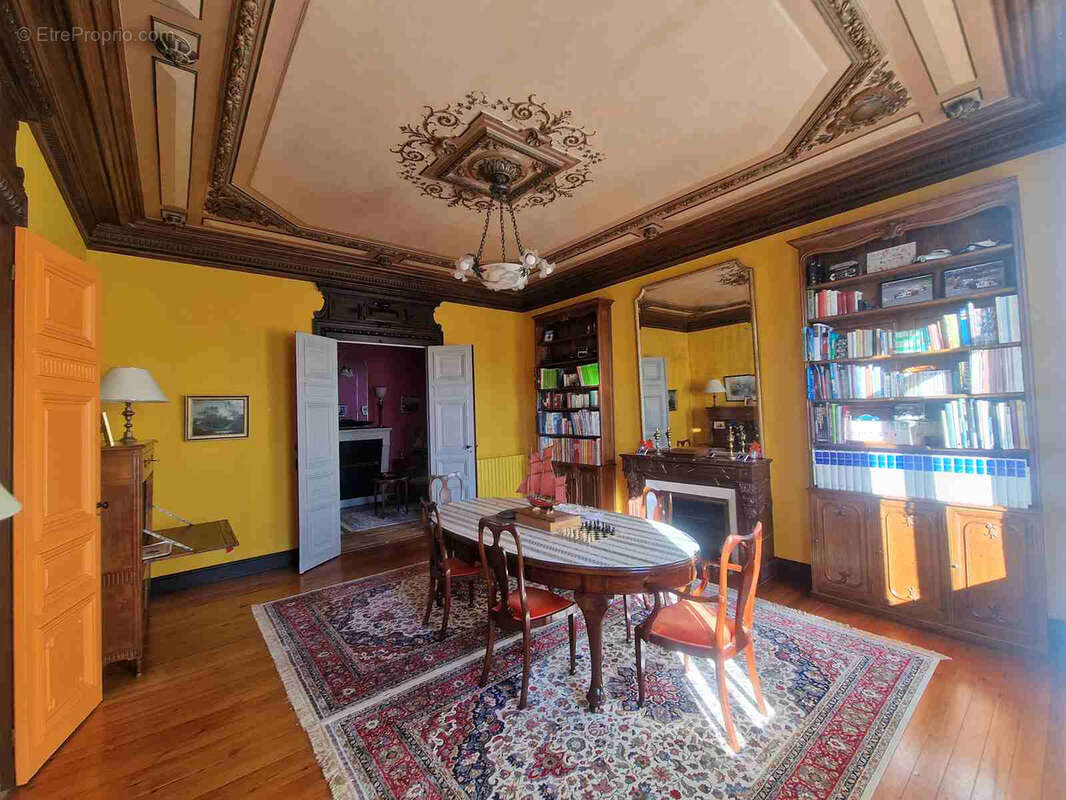 Maison de maître avec dépendances et piscine - photo 17