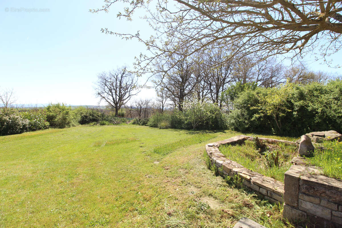 Maison à SAINT-VICTOR-ET-MELVIEU