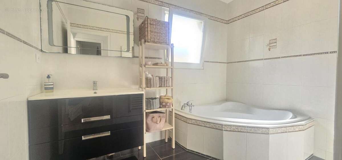Maison 5 pièces Saint Laurent de Mure - 530000 € - photo 3