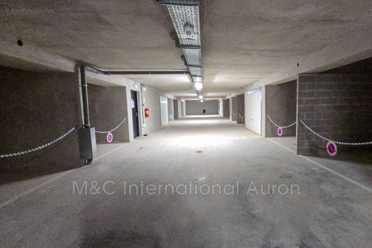 Parking à SAINT-ETIENNE-DE-TINEE