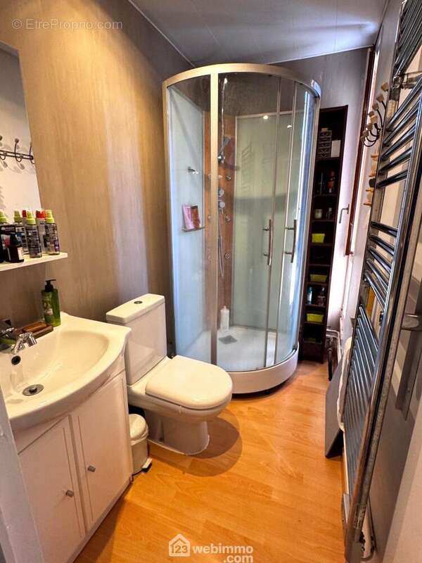 Donnant sur une salle de douche avec fenêtre